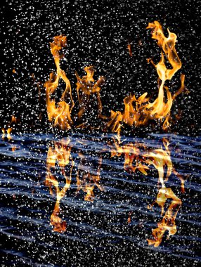 Ateş arkaplanındaki kar suya yansıyor