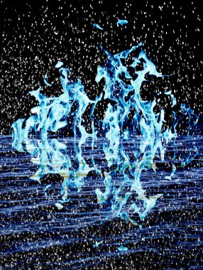 Ateş arkaplanındaki kar suya yansıyor