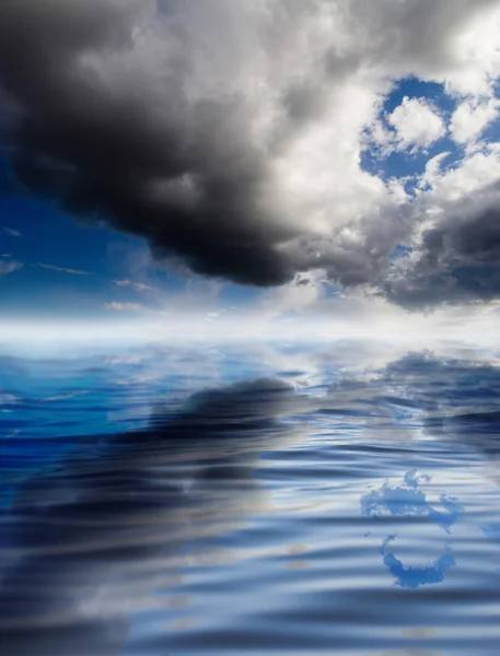 Nuvens com reflexão sobre a água — Fotografia de Stock