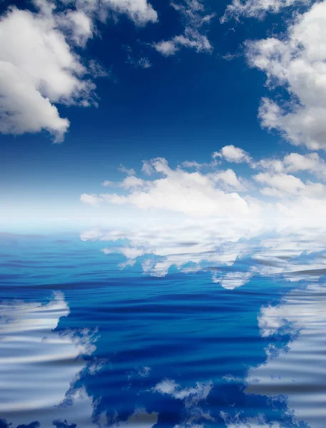 Wolken mit Reflexion auf dem Wasser — Stockfoto