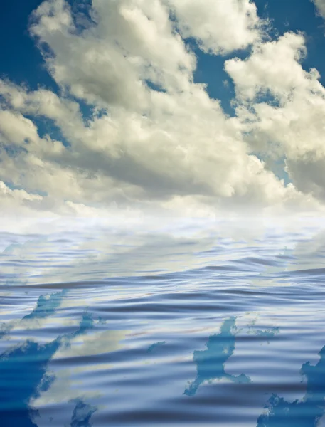 Wolken mit Reflexion auf dem Wasser — Stockfoto
