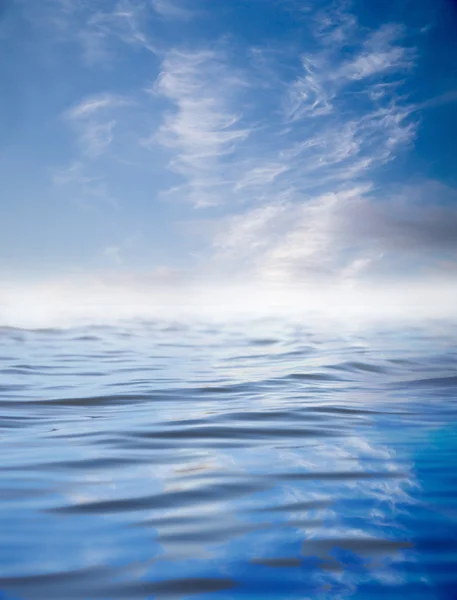 水の反射と雲 — ストック写真