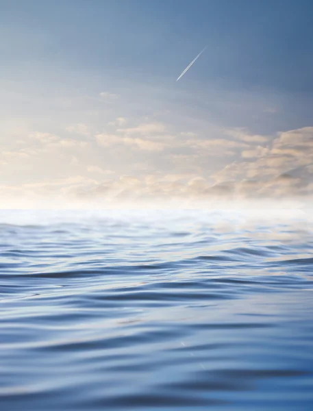 水の反射と雲 — ストック写真
