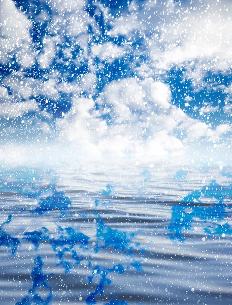 Облака с отражением на воде — стоковое фото