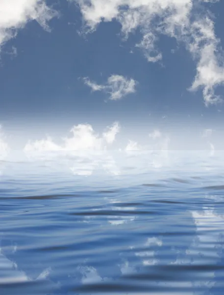 Nuvole con riflessione sull'acqua — Foto Stock