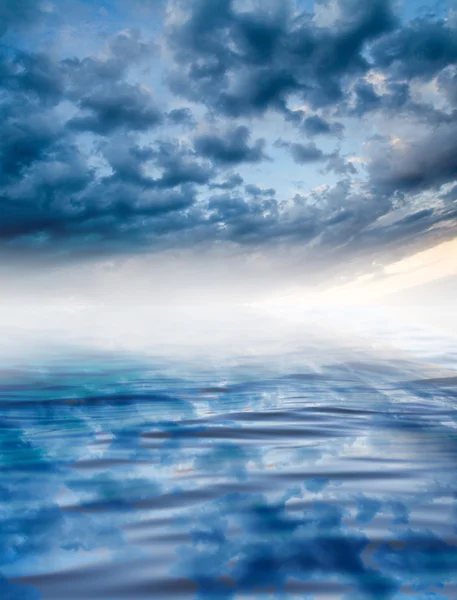 Nuvens com reflexão sobre a água — Fotografia de Stock