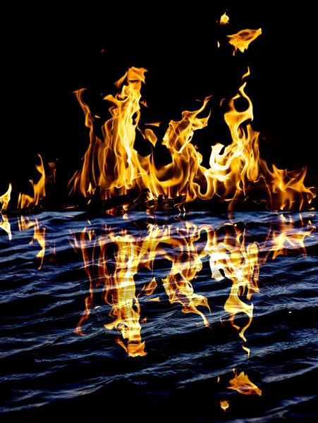 Flammenfeuer mit Reflexion im Wasser — Stockfoto