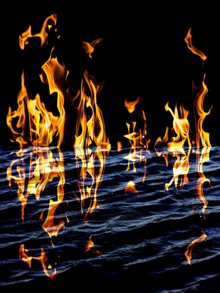 Płomień ognia z odbiciem w wodzie — Zdjęcie stockowe