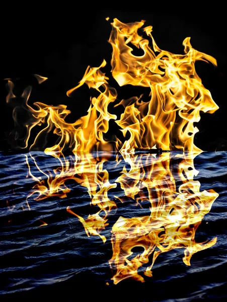 Flame fire with reflection in water — Stock Photo, Image