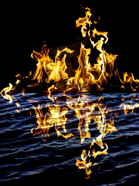 Flammenfeuer mit Reflexion im Wasser — Stockfoto