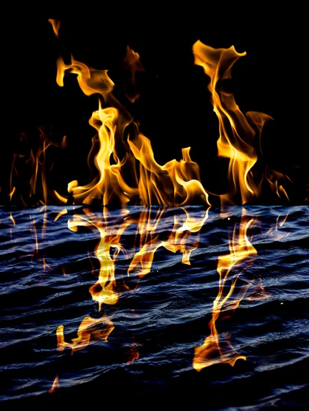 Полум'я вогню з відображенням у воді — стокове фото