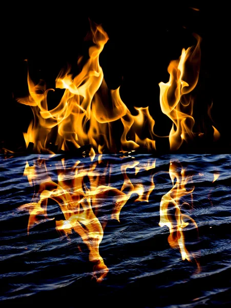Fogo de chama com reflexão na água — Fotografia de Stock