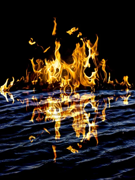 Flammenfeuer mit Reflexion im Wasser — Stockfoto