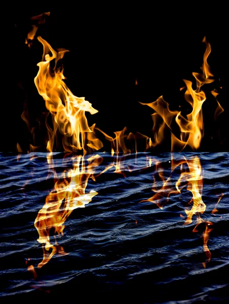 Flammenfeuer mit Reflexion im Wasser — Stockfoto