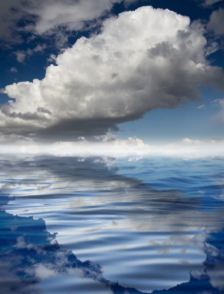 Wolken mit Reflexion auf dem Wasser — Stockfoto