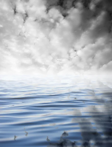 Wolken mit Reflexion auf dem Wasser — Stockfoto