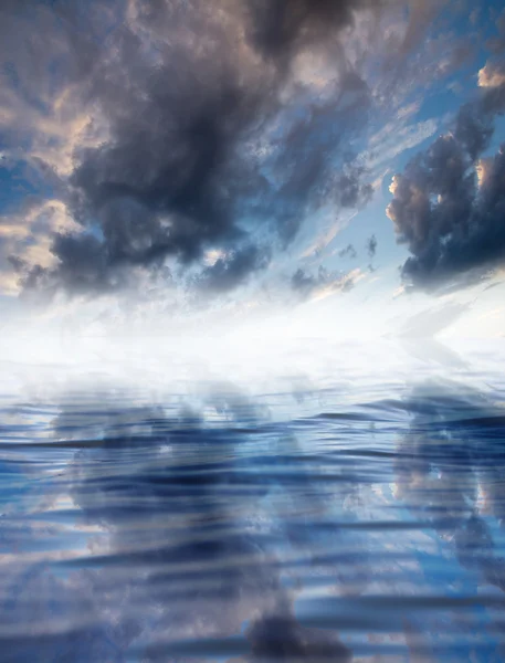 Nuvens com reflexão sobre a água — Fotografia de Stock