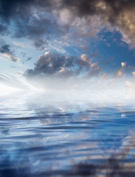 Wolken mit Reflexion auf dem Wasser — Stockfoto