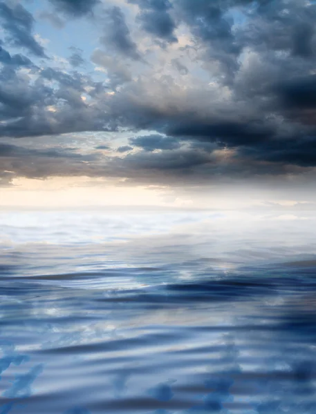 Nuvens com reflexão sobre a água — Fotografia de Stock