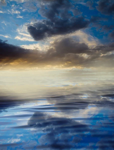 물에 반사와 구름 — 스톡 사진