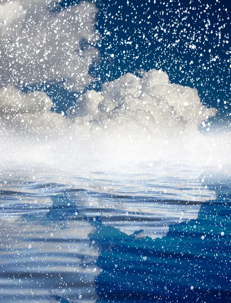 Chmury z refleksji nad wodą — Zdjęcie stockowe