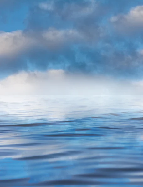 Su yansıması ile bulutlar — Stok fotoğraf