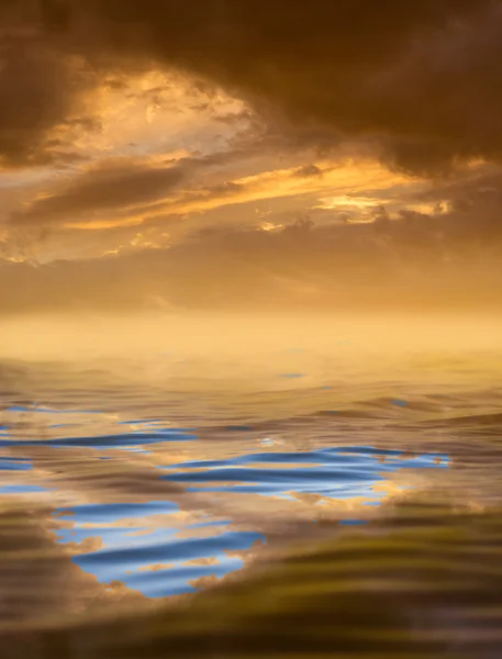 Wolken mit Reflexion auf dem Wasser — Stockfoto