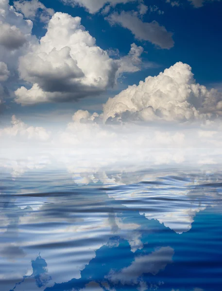 Nuvens com reflexão sobre a água — Fotografia de Stock