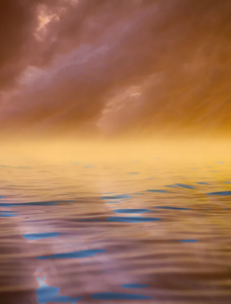 Chmury z refleksji nad wodą — Zdjęcie stockowe