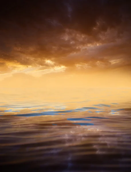 Nubes con reflexión sobre el agua — Foto de Stock