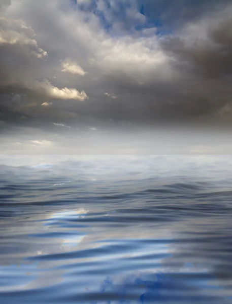 Wolken mit Reflexion auf dem Wasser — Stockfoto