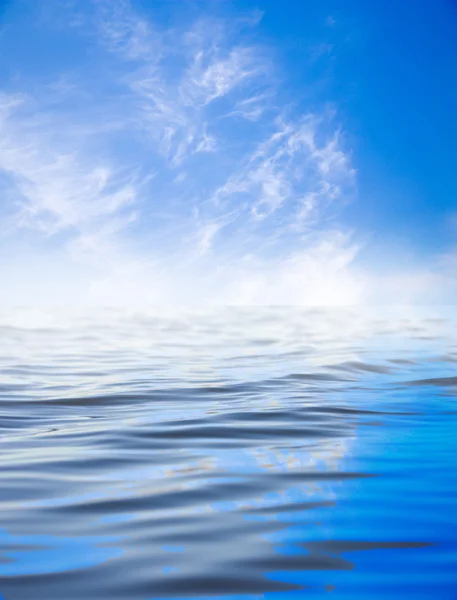 Nuvens com reflexão sobre a água — Fotografia de Stock