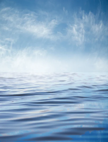 Wolken mit Reflexion auf dem Wasser — Stockfoto