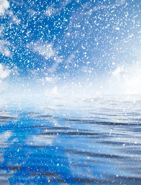 Nuvens com reflexão sobre a água — Fotografia de Stock