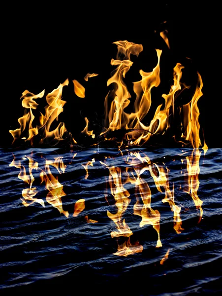 Fuego de llama con reflejo en el agua —  Fotos de Stock