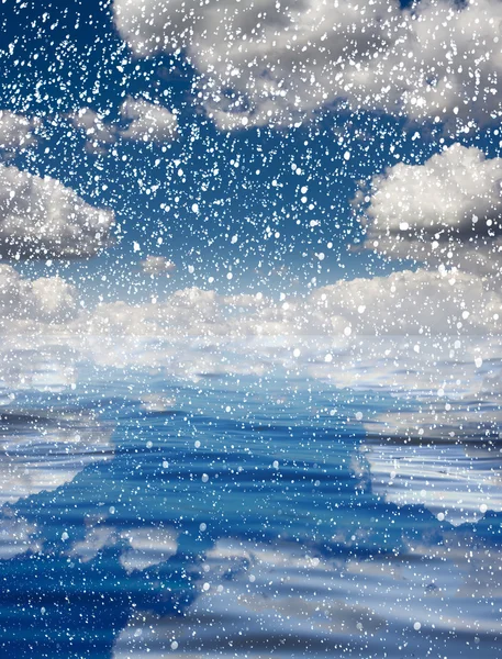 Облака с отражением на воде — стоковое фото