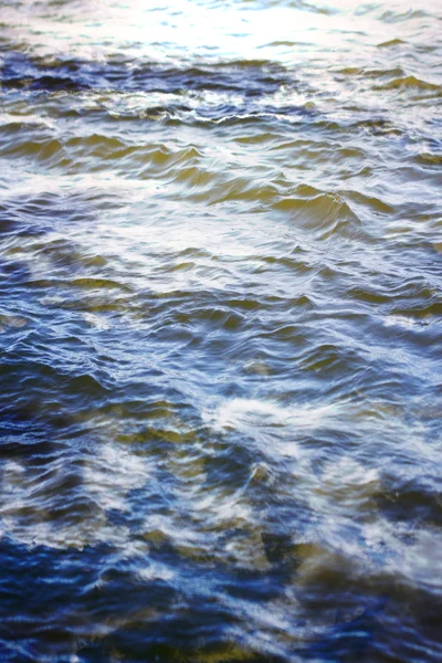 Cielo con nubes reflejadas en la superficie del agua con olas — Foto de Stock