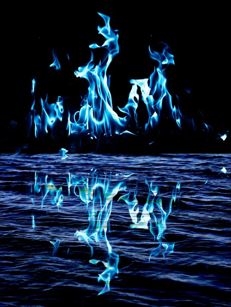 Голубой огонь с отражением в воде — стоковое фото