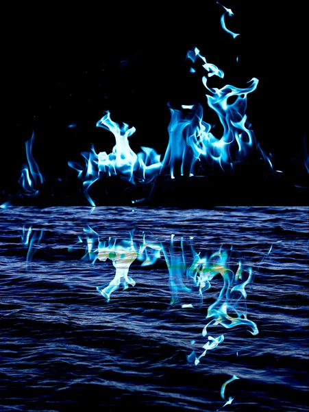 Fuego de llama azul con reflejo en el agua —  Fotos de Stock