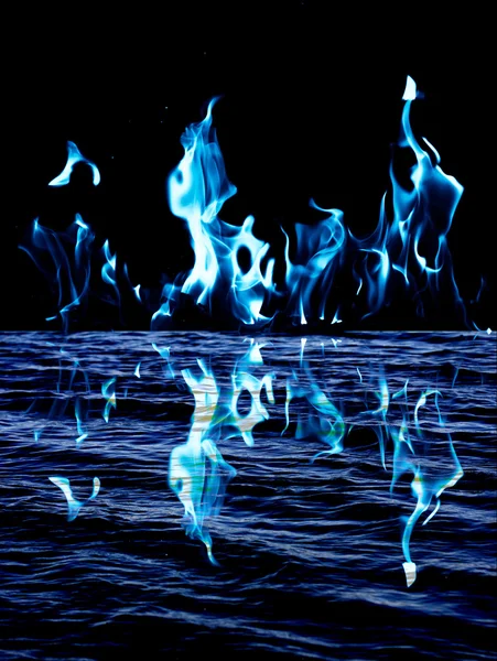 Suda yansıması olan mavi alev ateşi — Stok fotoğraf