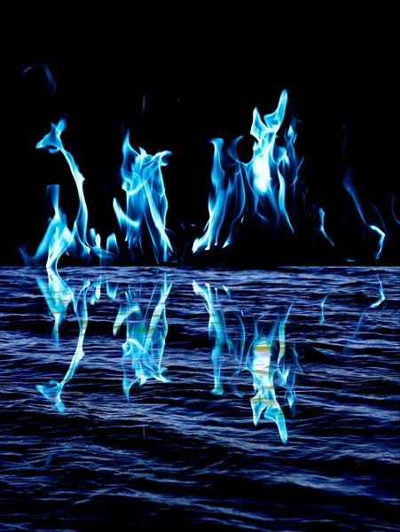 Fuego de llama azul con reflejo en el agua — Foto de Stock