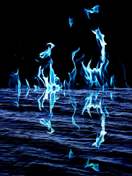 Fuego de llama azul con reflejo en el agua — Foto de Stock