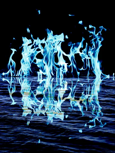 Blå låga eld med reflektion i vatten — Stockfoto