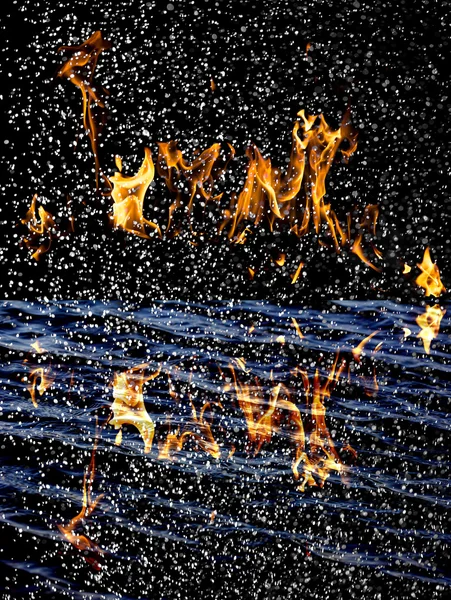 Snö på elden bakgrund med reflektion över vatten — Stockfoto