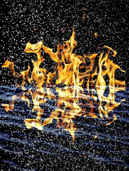 Nieve sobre el fondo del fuego con reflexión sobre el agua — Foto de Stock