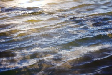 gökyüzü yansıması ile su