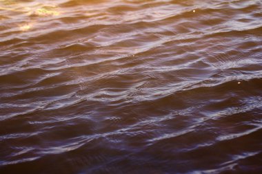 gökyüzü yansıması ile su