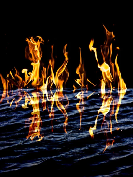 Flammenfeuer mit Reflexion im Wasser — Stockfoto