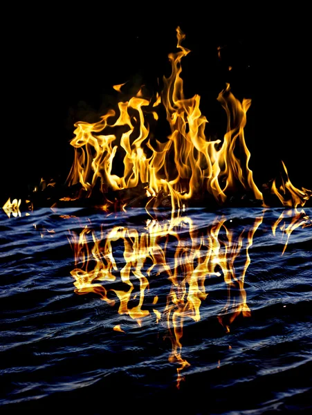 Flame fire with reflection in water — Stock Photo, Image