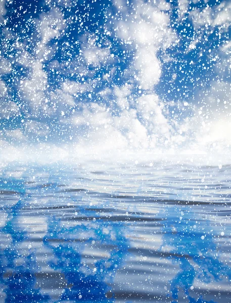 Wolken mit Reflexion auf dem Wasser — Stockfoto